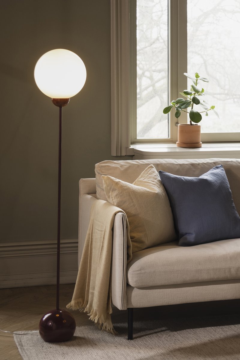 Ripley Vinröd golvlampa från Globen Lighting - Ripley &auml;r en stilren golvlampa i j&auml;rn med en djup burgundyf&auml;rgad finish och rund kupa i opalvitt glas.