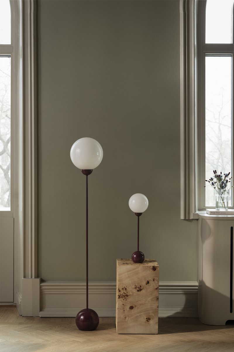 Ripley Vinröd golvlampa från Globen Lighting - Ripley &auml;r en stilren golvlampa i j&auml;rn med en djup burgundyf&auml;rgad finish och rund kupa i opalvitt glas.