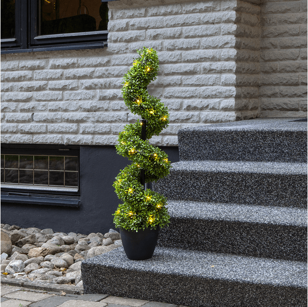 Buxbom 90cm Grön från Star Trading - Med 30st varmvita ljuspunkter lyser den vackert upp och g&aring;r bra att anv&auml;nda som ett v&auml;lkomnande tr&auml;d utomhus eller inomhus i en lobby eller hemma i en hall.