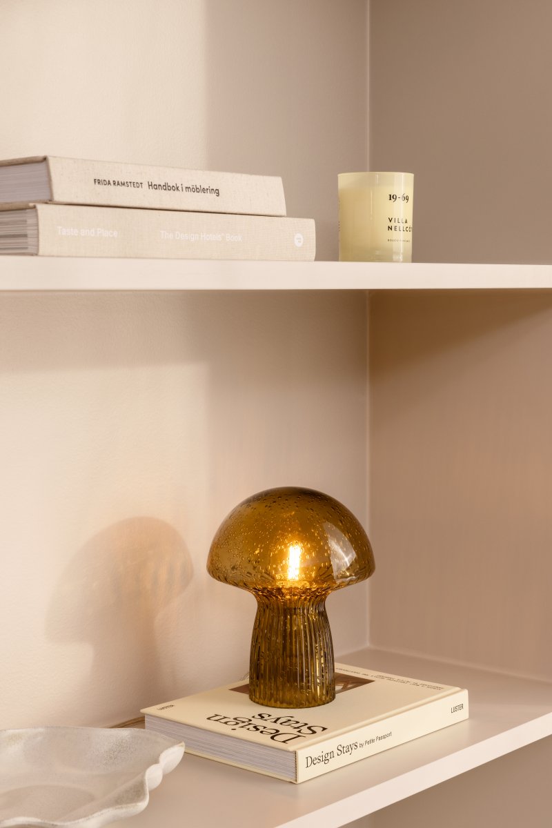 Fungo 20cm Brun bordslampa från Globen Lighting - Varje lampa &auml;r munbl&aring;st och unik, vilket inneb&auml;r att variationer i f&auml;rg, glastjocklek och antal bubblor f&ouml;rekommer.