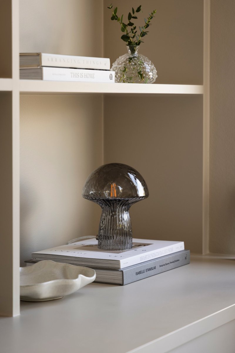 Fungo 20cm Rökfärgad bordslampa från Globen Lighting - Varje lampa &auml;r munbl&aring;st och unik, vilket inneb&auml;r att variationer i f&auml;rg, glastjocklek och antal bubblor f&ouml;rekommer.
