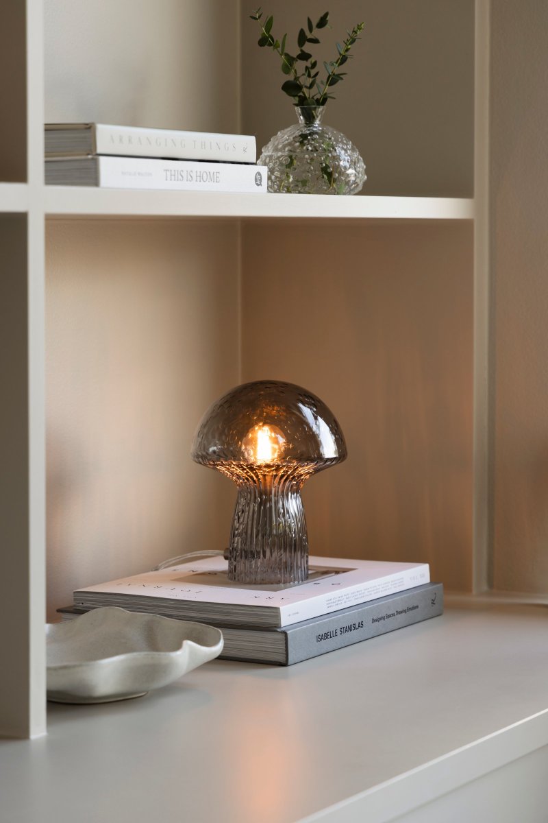 Fungo 20cm Rökfärgad bordslampa från Globen Lighting - Varje lampa &auml;r munbl&aring;st och unik, vilket inneb&auml;r att variationer i f&auml;rg, glastjocklek och antal bubblor f&ouml;rekommer.