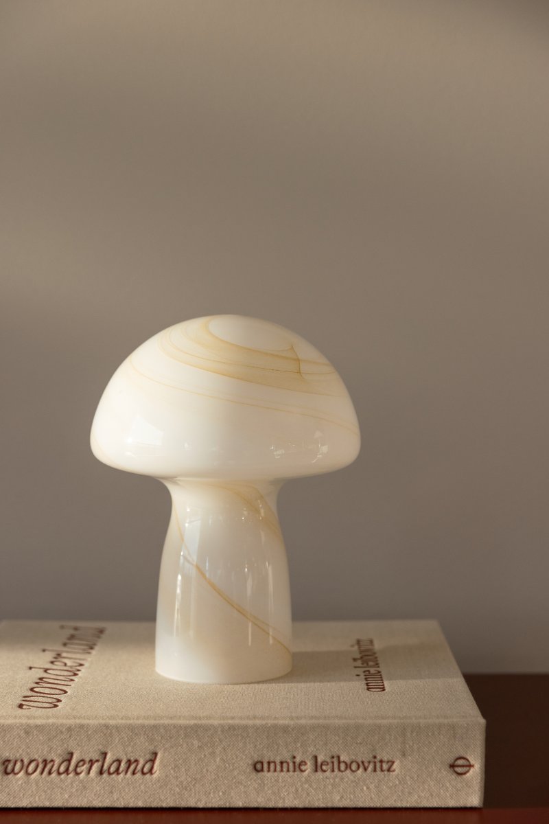 Fungo Swirl 20cm Beige bordslampa från Globen Lighting - Varje lampa &auml;r munbl&aring;st och unik, vilket inneb&auml;r att variationer i f&auml;rg, glastjocklek och m&ouml;nster f&ouml;rekommer.