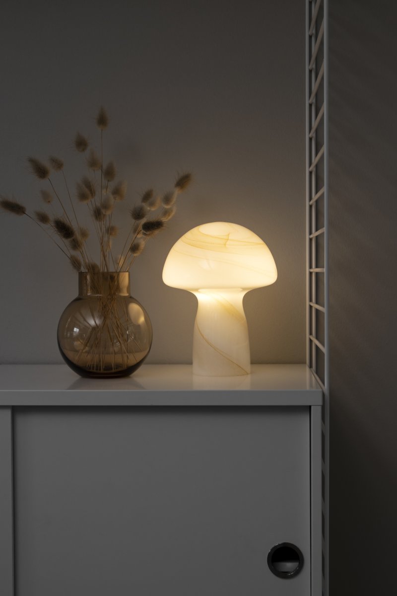 Fungo Swirl 20cm Beige bordslampa från Globen Lighting - Varje lampa &auml;r munbl&aring;st och unik, vilket inneb&auml;r att variationer i f&auml;rg, glastjocklek och m&ouml;nster f&ouml;rekommer.