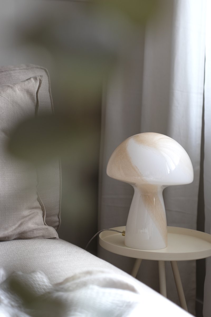 Fungo Swirl 20cm Beige bordslampa från Globen Lighting - Varje lampa &auml;r munbl&aring;st och unik, vilket inneb&auml;r att variationer i f&auml;rg, glastjocklek och m&ouml;nster f&ouml;rekommer.
