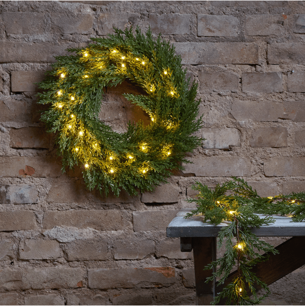 Thuja Ø45 Grön från Star Trading - Thuja krans har grenar som ser ut som tujabarr, gjorda i PE material, vilket &auml;r ett bra milj&ouml;val.