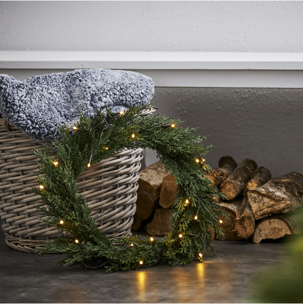 Thuja Ø40 Grön från Star Trading - Krans gjord i full PE med Thuja blad och 20st varmvita LED dioder.