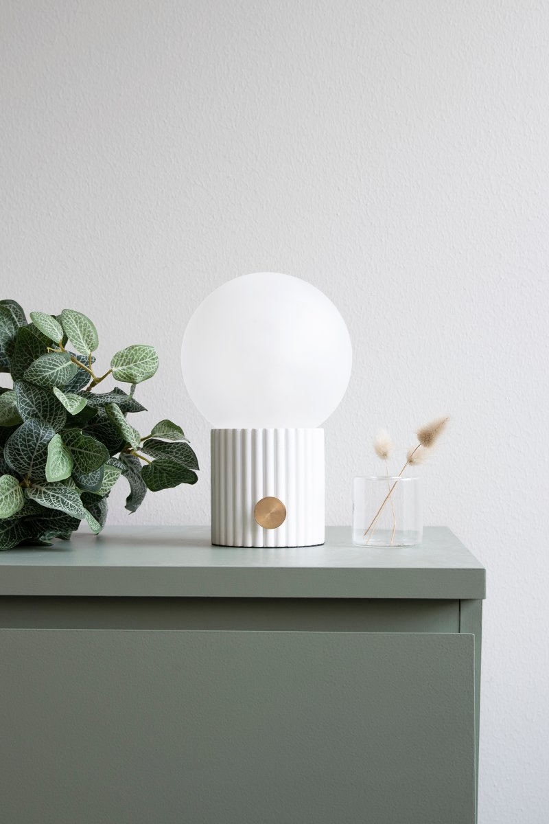 Hubble 24cm Vit bordslampa från Globen Lighting - Hubble &auml;r en vacker bordslampa med r&auml;fflad yta och med en mattvit glaskupa som sprider ett fint ljus.