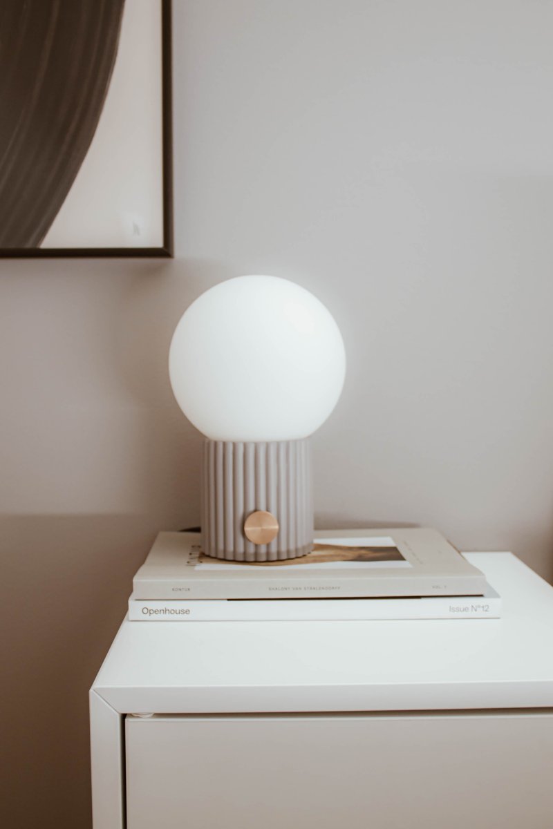 Hubble 24cm Grå bordslampa från Globen Lighting - Hubble &auml;r en vacker bordslampa med r&auml;fflad yta och med en mattvit glaskupa som sprider ett fint ljus.