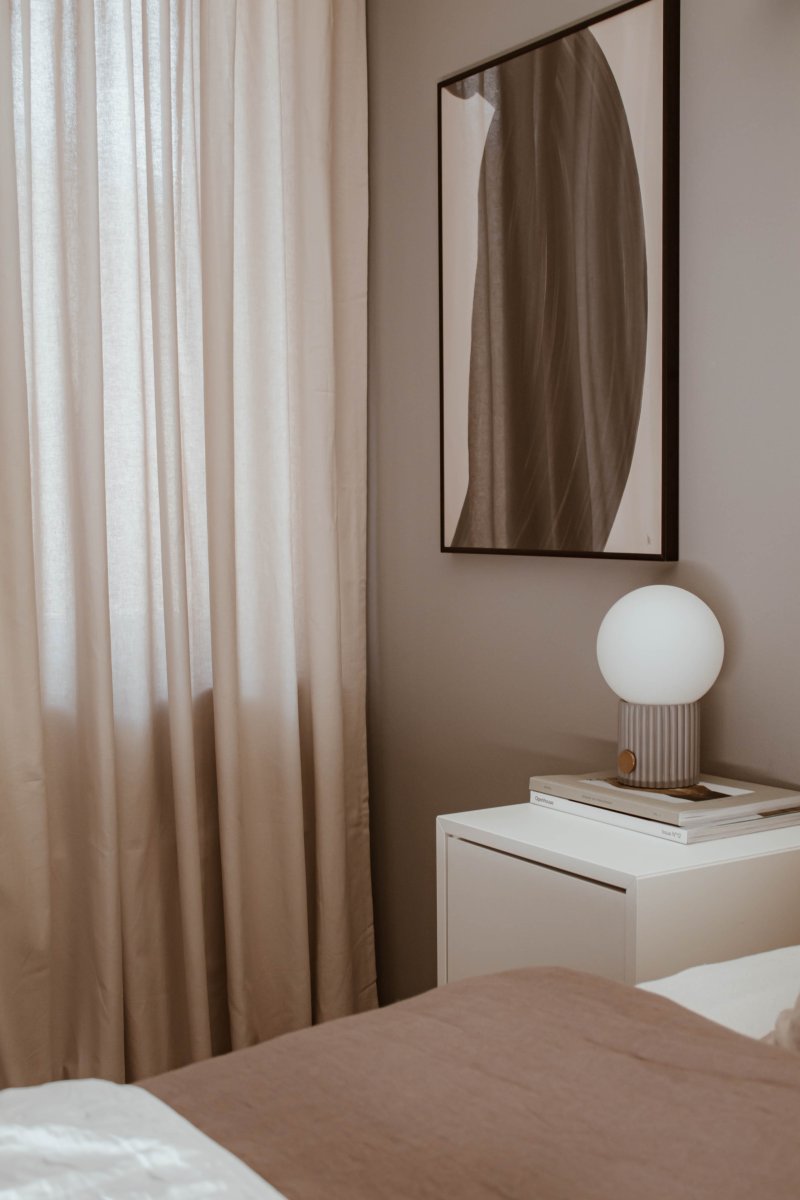 Hubble 24cm Grå bordslampa från Globen Lighting - Hubble &auml;r en vacker bordslampa med r&auml;fflad yta och med en mattvit glaskupa som sprider ett fint ljus.