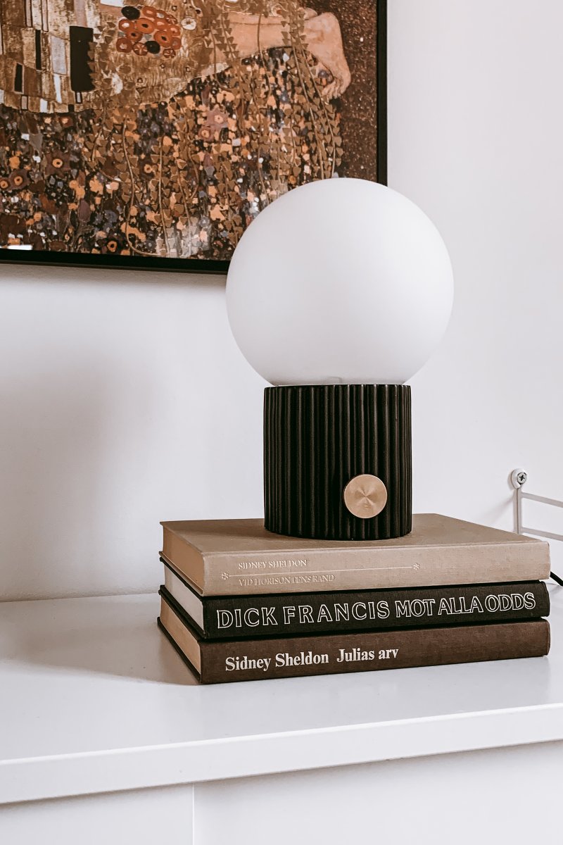 Hubble 24cm Svart bordslampa från Globen Lighting - Hubble &auml;r en vacker bordslampa med r&auml;fflad yta och med en mattvit glaskupa som sprider ett fint ljus.