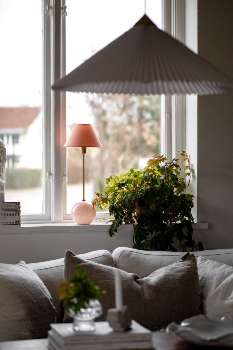 Iris 50cm Rosa bordslampa från Globen Lighting - Notera att luftbubblorna i glaset varierar i storlek och skapar ett unikt m&ouml;nster f&ouml;r varje lampa, d&auml;rf&ouml;r kan lampan just du f&aring;r avvika en aning fr&aring;n bilderna.