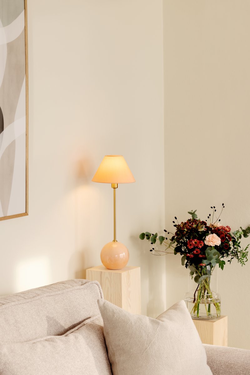 Iris 50cm Rosa bordslampa från Globen Lighting - Notera att luftbubblorna i glaset varierar i storlek och skapar ett unikt m&ouml;nster f&ouml;r varje lampa, d&auml;rf&ouml;r kan lampan just du f&aring;r avvika en aning fr&aring;n bilderna.