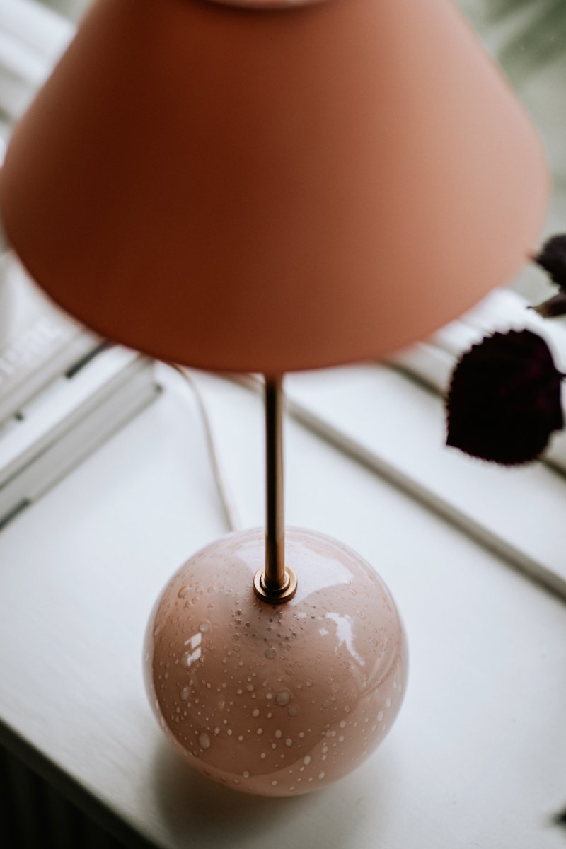 Iris 50cm Rosa bordslampa från Globen Lighting - Notera att luftbubblorna i glaset varierar i storlek och skapar ett unikt m&ouml;nster f&ouml;r varje lampa, d&auml;rf&ouml;r kan lampan just du f&aring;r avvika en aning fr&aring;n bilderna.