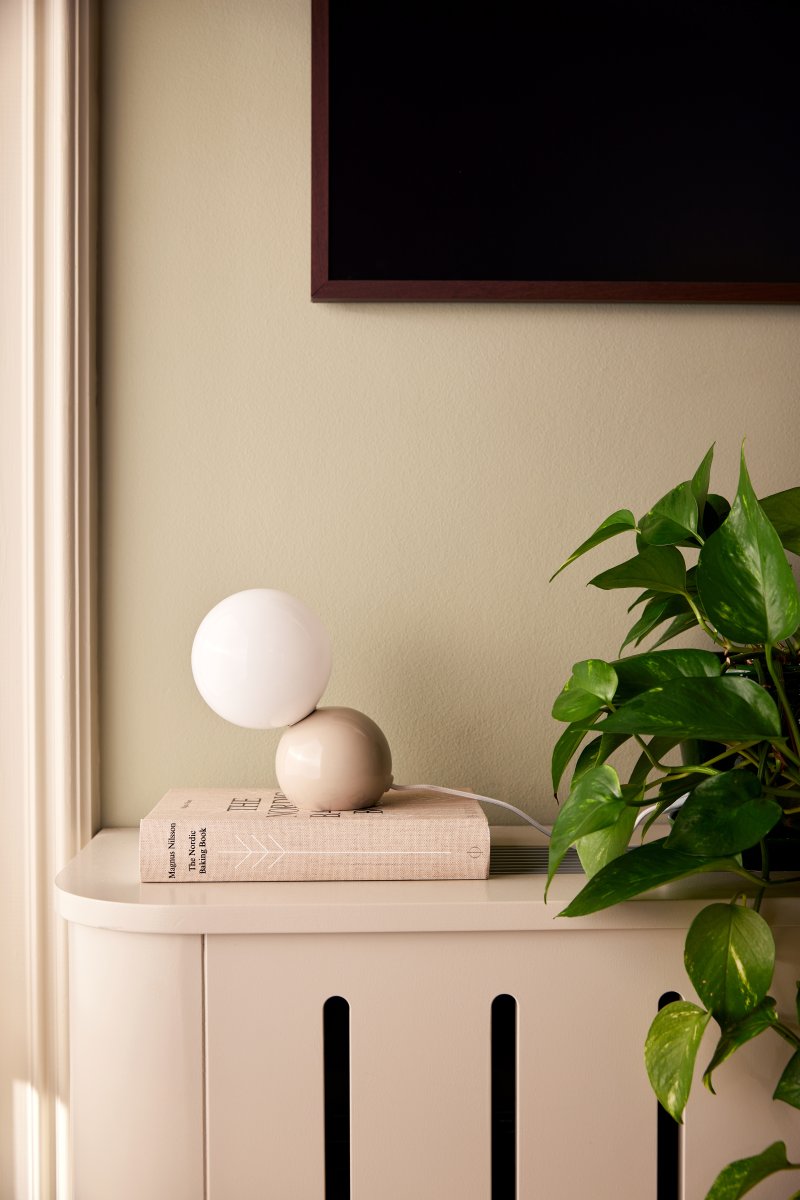 Ripley 17cm Beige bordslampa från Globen Lighting - Ripley med sitt moderna och lekfulla uttryck passar perfekt i den moderna inredningen.