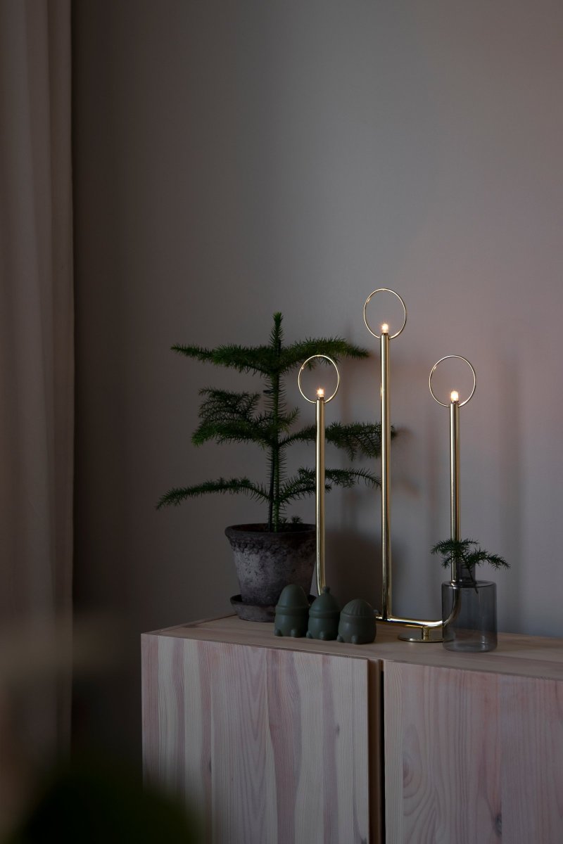 Natale Mässing från Globen Lighting - Denna klassiska och stilrena adventsljusstake &auml;r en detalj som du plockar fram &aring;r efter &aring;r, n&auml;r dofterna av saffran, kanel och granris n&auml;rmar sig &aring;terigen.
