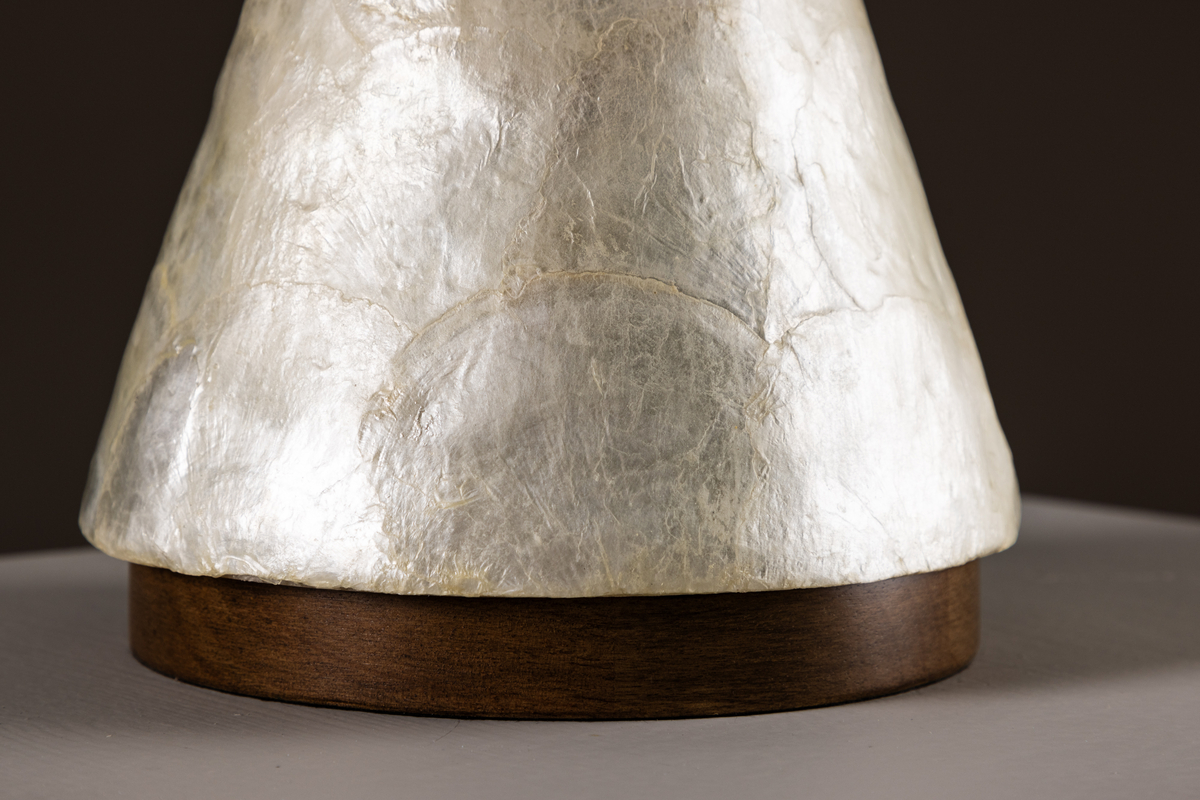Donsö 55cm Beige bordslampa från Venture Design - Med en lampsk&auml;rm som har en gener&ouml;s diameter p&aring; 35 cm, sprider Dons&ouml; ett mjukt och behagligt ljus som fyller rummet med en varm atmosf&auml;r.