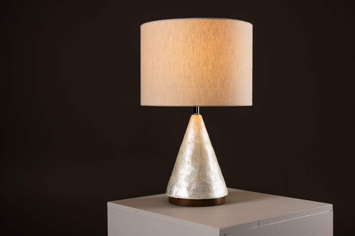 Donsö 55cm Beige bordslampa från Venture Design - Med en lampsk&auml;rm som har en gener&ouml;s diameter p&aring; 35 cm, sprider Dons&ouml; ett mjukt och behagligt ljus som fyller rummet med en varm atmosf&auml;r.