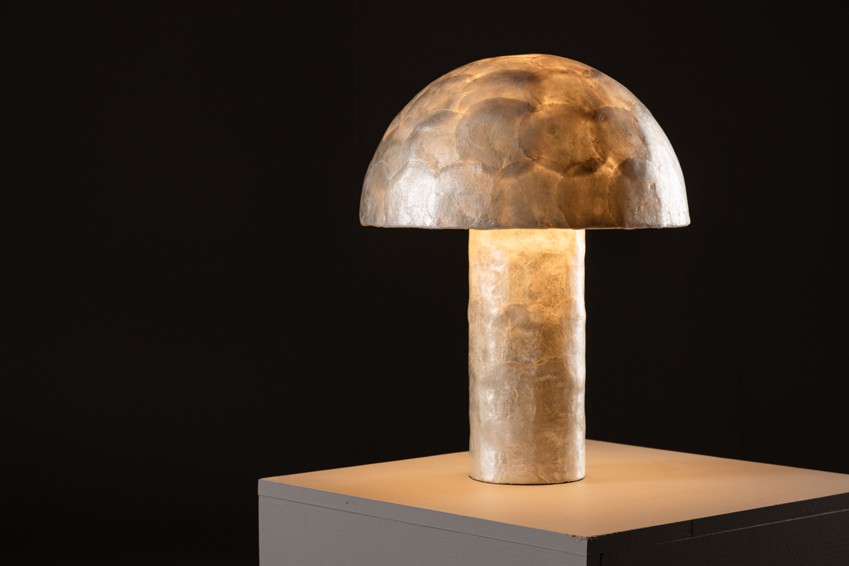 Lindön 48cm Beige bordslampa från Venture Design - Placera den p&aring; ett sidobord eller en byr&aring; och l&aring;t Lind&ouml;n tillf&ouml;ra en modern och elegant touch till din inredning.