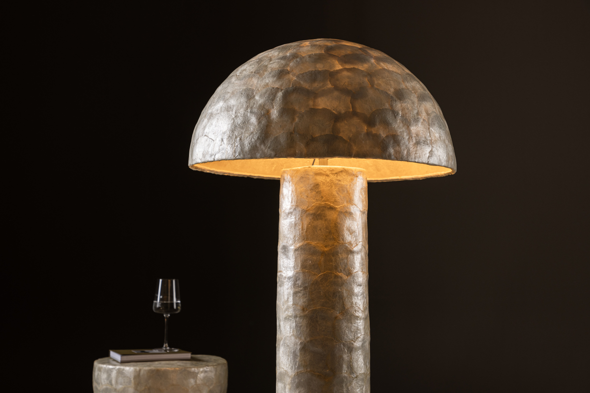 Lindön Beige golvlampa från Venture Design - Lind&ouml;n golvlampa &auml;r mer &auml;n bara en lampa &ndash; den &auml;r en statement-piece som drar blickarna till sig och skapar en harmonisk atmosf&auml;r i vilket rum som helst.
