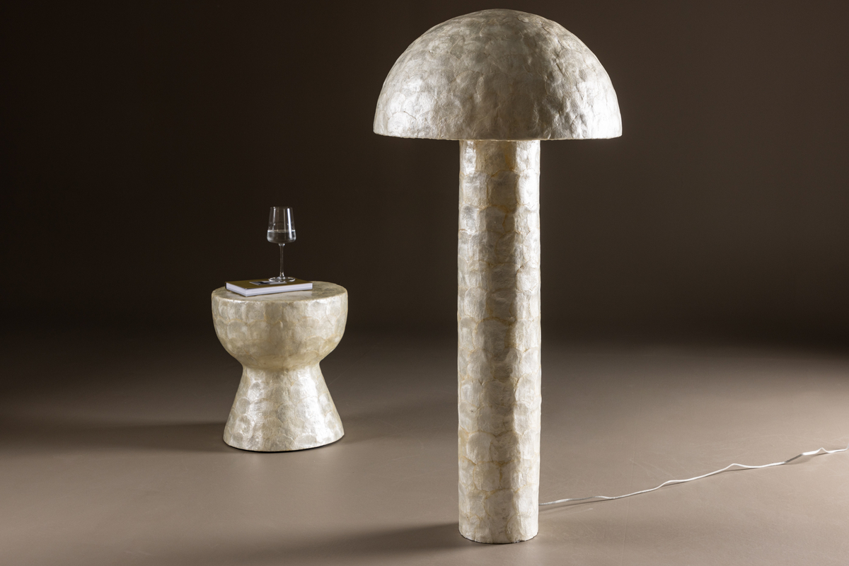 Lindön Beige golvlampa från Venture Design - Lind&ouml;n golvlampa &auml;r mer &auml;n bara en lampa &ndash; den &auml;r en statement-piece som drar blickarna till sig och skapar en harmonisk atmosf&auml;r i vilket rum som helst.