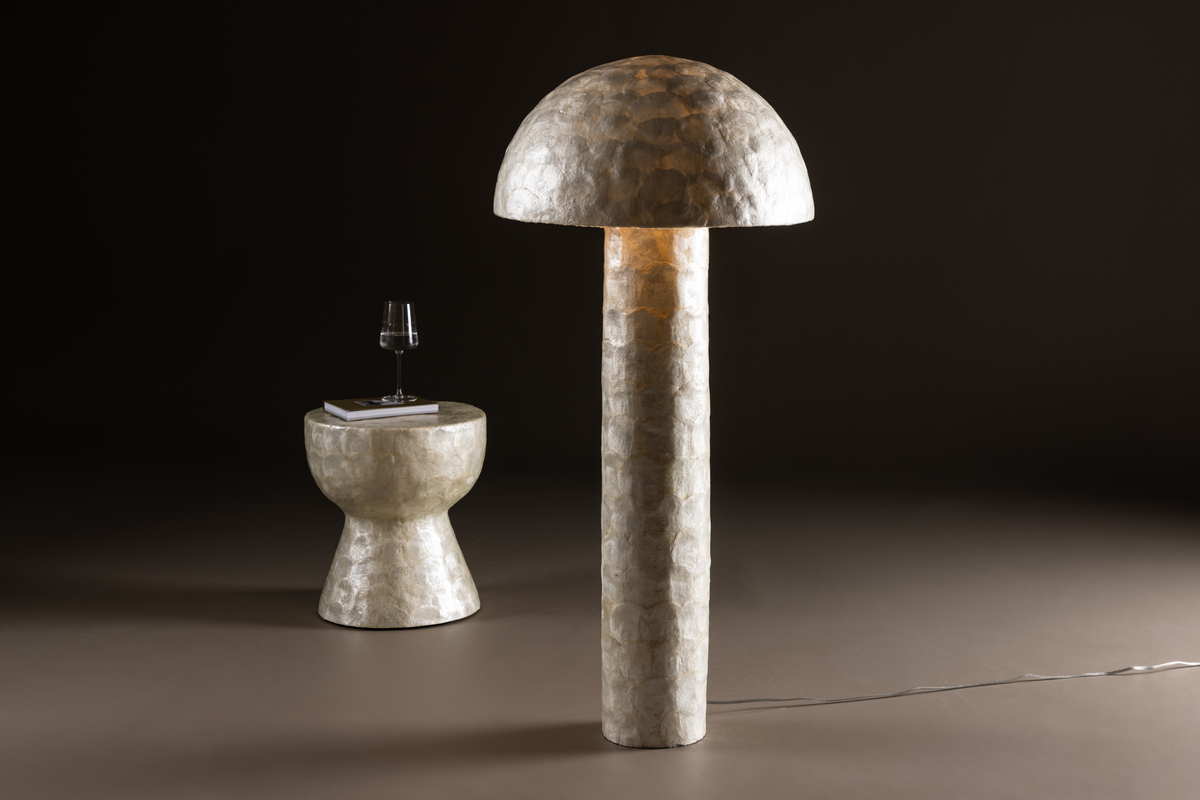 Lindön Beige golvlampa från Venture Design - Lind&ouml;n golvlampa &auml;r mer &auml;n bara en lampa &ndash; den &auml;r en statement-piece som drar blickarna till sig och skapar en harmonisk atmosf&auml;r i vilket rum som helst.