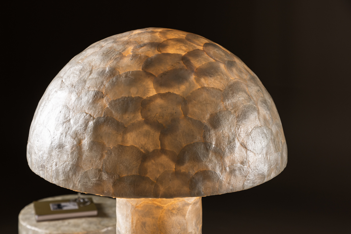 Lindön Beige golvlampa från Venture Design - Lind&ouml;n golvlampa &auml;r mer &auml;n bara en lampa &ndash; den &auml;r en statement-piece som drar blickarna till sig och skapar en harmonisk atmosf&auml;r i vilket rum som helst.