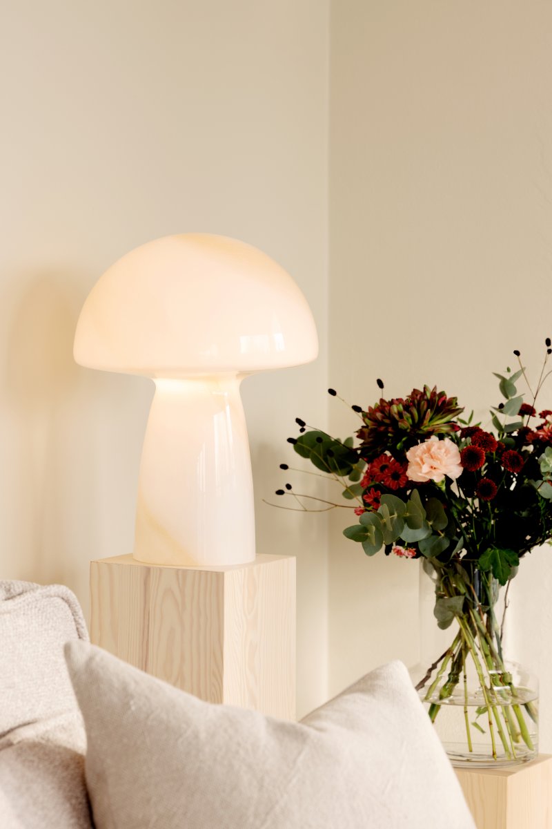 Fungo Swirl 42cm Beige bordslampa från Globen Lighting - Varje lampa &auml;r munbl&aring;st och unik, vilket inneb&auml;r att variationer i f&auml;rg, glastjocklek och m&ouml;nster f&ouml;rekommer.