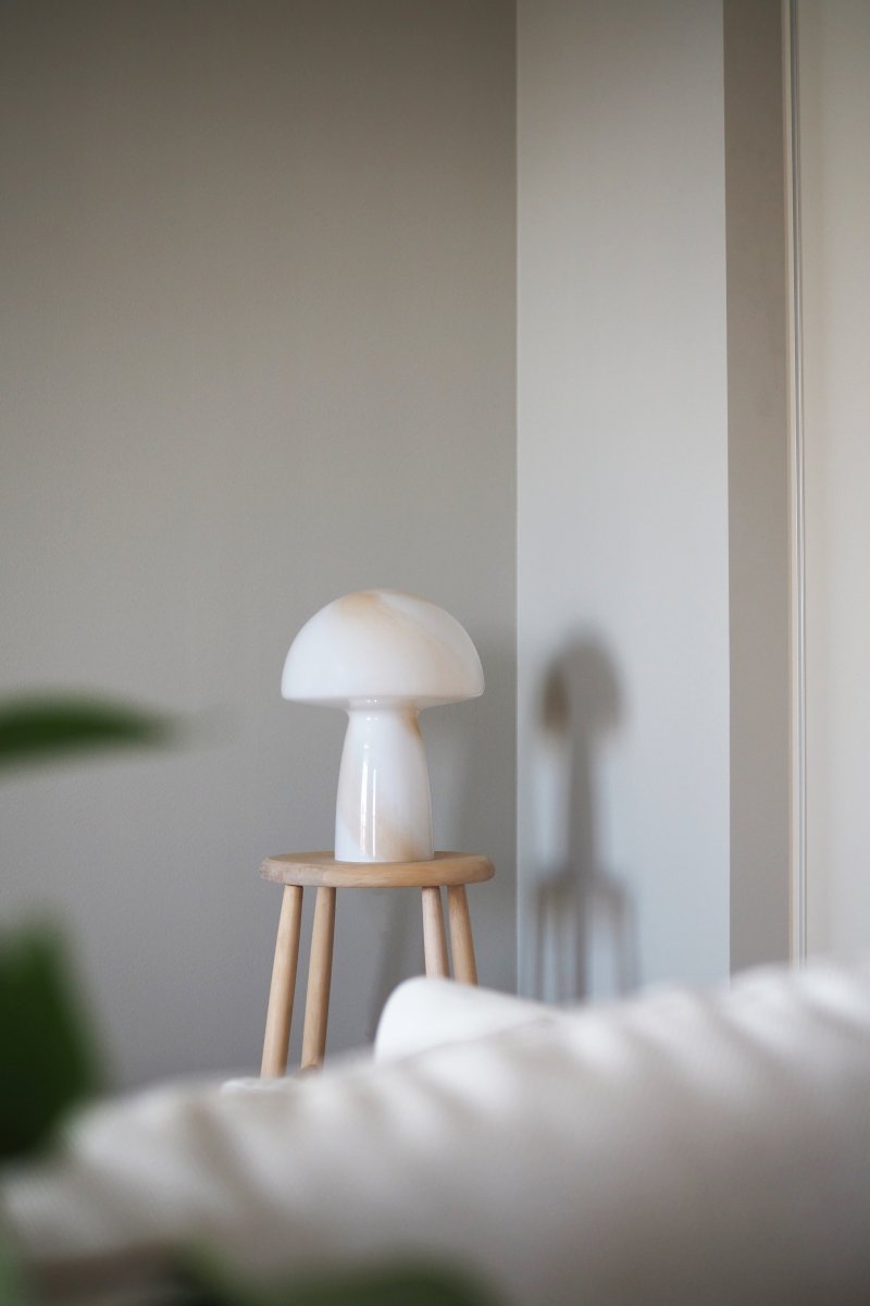 Fungo Swirl 42cm Beige bordslampa från Globen Lighting - Varje lampa &auml;r munbl&aring;st och unik, vilket inneb&auml;r att variationer i f&auml;rg, glastjocklek och m&ouml;nster f&ouml;rekommer.