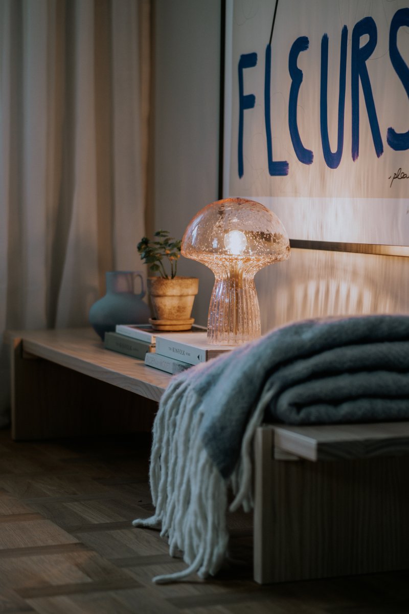 Fungo 30cm Rosa bordslampa från Globen Lighting - Varje lampa &auml;r munbl&aring;st och unik, vilket inneb&auml;r att variationer i f&auml;rg, glastjocklek och antal bubblor f&ouml;rekommer.