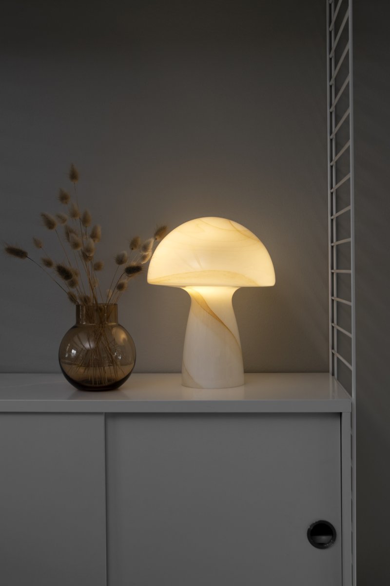 Fungo Swirl 30cm Beige bordslampa från Globen Lighting - Varje lampa &auml;r munbl&aring;st och unik, vilket inneb&auml;r att variationer i f&auml;rg, glastjocklek och m&ouml;nster f&ouml;rekommer.