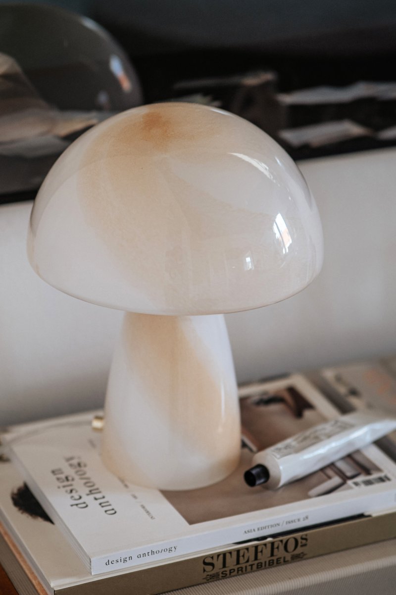 Fungo Swirl 30cm Beige bordslampa från Globen Lighting - Varje lampa &auml;r munbl&aring;st och unik, vilket inneb&auml;r att variationer i f&auml;rg, glastjocklek och m&ouml;nster f&ouml;rekommer.
