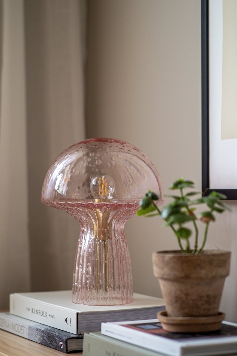 Fungo 30cm Rosa bordslampa från Globen Lighting - Varje lampa &auml;r munbl&aring;st och unik, vilket inneb&auml;r att variationer i f&auml;rg, glastjocklek och antal bubblor f&ouml;rekommer.