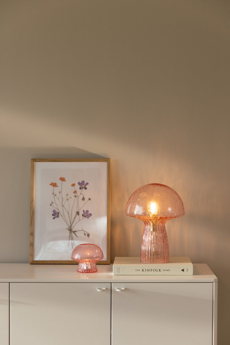 Fungo 30cm Rosa bordslampa från Globen Lighting - Varje lampa &auml;r munbl&aring;st och unik, vilket inneb&auml;r att variationer i f&auml;rg, glastjocklek och antal bubblor f&ouml;rekommer.