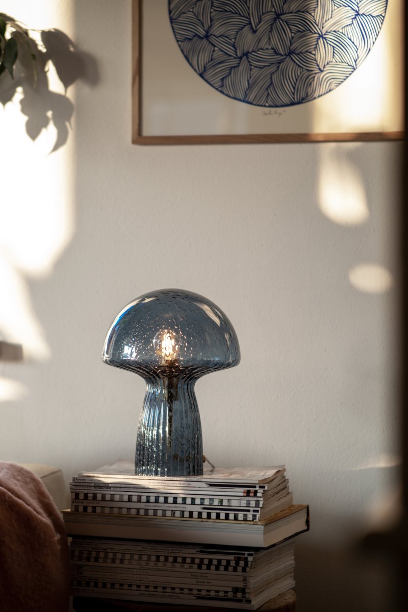Fungo 30cm Blå bordslampa från Globen Lighting - Varje lampa &auml;r munbl&aring;st och unik, vilket inneb&auml;r att variationer i f&auml;rg, glastjocklek och antal bubblor f&ouml;rekommer.