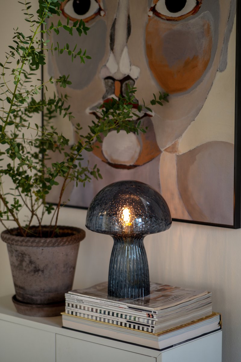 Fungo 30cm Blå bordslampa från Globen Lighting - Varje lampa &auml;r munbl&aring;st och unik, vilket inneb&auml;r att variationer i f&auml;rg, glastjocklek och antal bubblor f&ouml;rekommer.