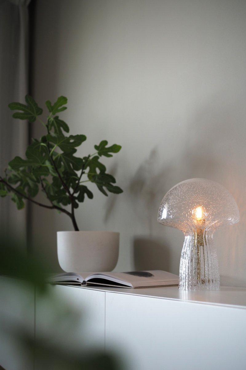 Fungo 30cm Transparent bordslampa från Globen Lighting - Varje lampa &auml;r munbl&aring;st och unik, vilket inneb&auml;r att variationer i f&auml;rg, glastjocklek och antal bubblor f&ouml;rekommer.