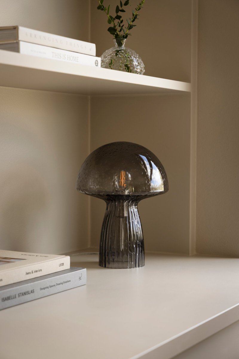 Fungo 30cm Rökfärgad bordslampa från Globen Lighting - Varje lampa &auml;r munbl&aring;st och unik, vilket inneb&auml;r att variationer i f&auml;rg, glastjocklek och antal bubblor f&ouml;rekommer.