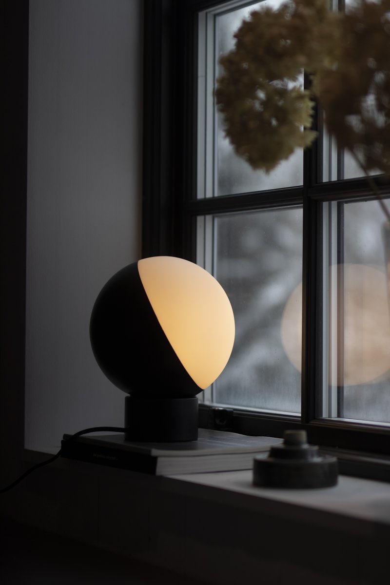 Contur 24cm Svart bordslampa från Globen Lighting - Bordslampan Contur &auml;r en grafisk, dekorativ lampa som passar utm&auml;rkt i en modern milj&ouml; eller f&ouml;r den som &ouml;nskar en modern kontrast.