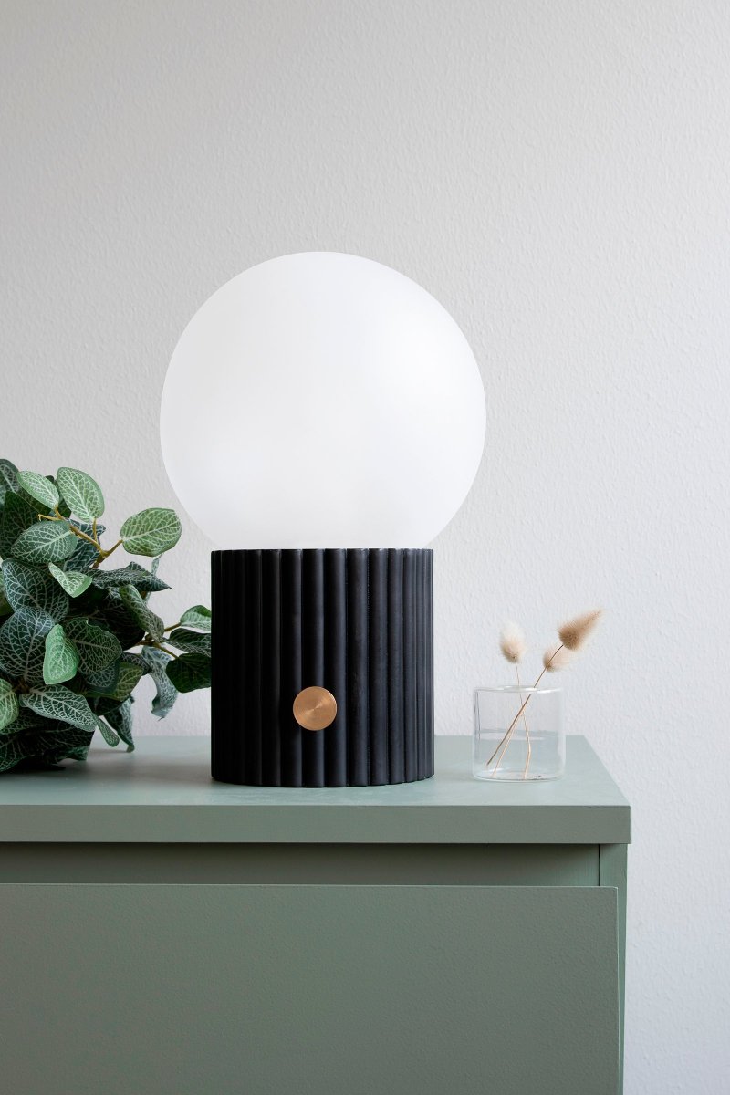 Hubble 32cm Svart bordslampa från Globen Lighting - 