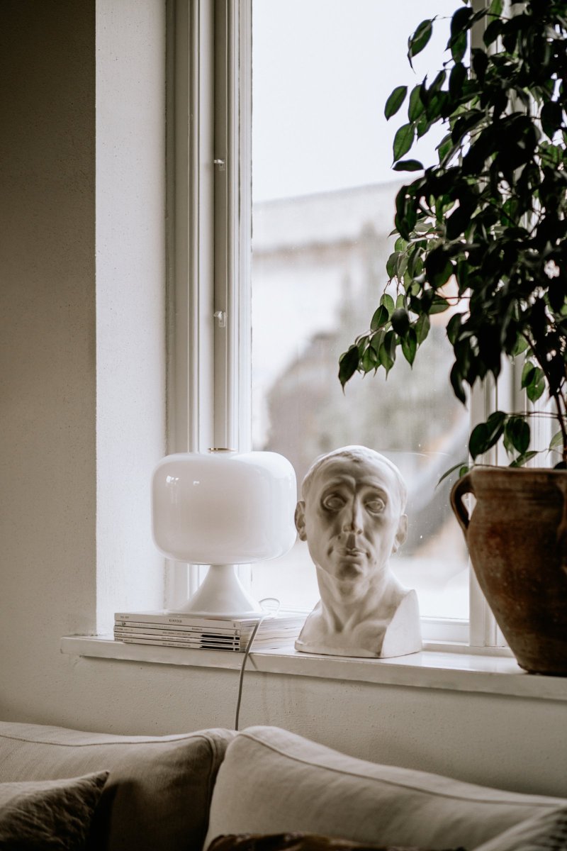 Bullen 25cm Vit bordslampa från Globen Lighting - Lampan &auml;r retroinspirerad och det vita glaset &auml;r munbl&aring;st och m&aring;lat f&ouml;r hand, vilket inneb&auml;r att vissa variationer kan f&ouml;rekomma.