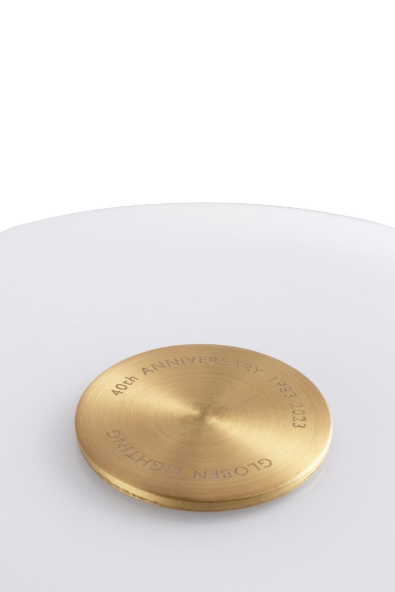 Bullen 25cm Vit bordslampa från Globen Lighting - Lampan &auml;r retroinspirerad och det vita glaset &auml;r munbl&aring;st och m&aring;lat f&ouml;r hand, vilket inneb&auml;r att vissa variationer kan f&ouml;rekomma.