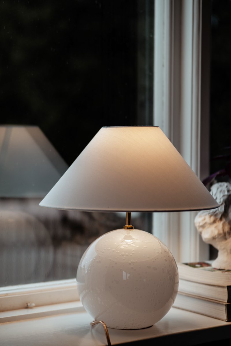 Iris 40cm Vit bordslampa från Globen Lighting - Notera att luftbubblorna i glaset varierar i storlek och skapar ett unikt m&ouml;nster f&ouml;r varje lampa, d&auml;rf&ouml;r kan lampan just du f&aring;r avvika en aning fr&aring;n bilderna.