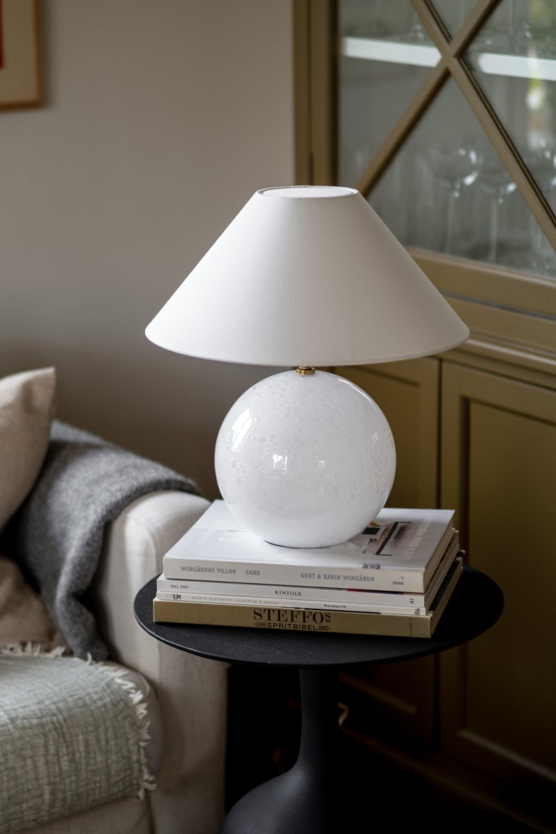 Iris 40cm Vit bordslampa från Globen Lighting - Notera att luftbubblorna i glaset varierar i storlek och skapar ett unikt m&ouml;nster f&ouml;r varje lampa, d&auml;rf&ouml;r kan lampan just du f&aring;r avvika en aning fr&aring;n bilderna.
