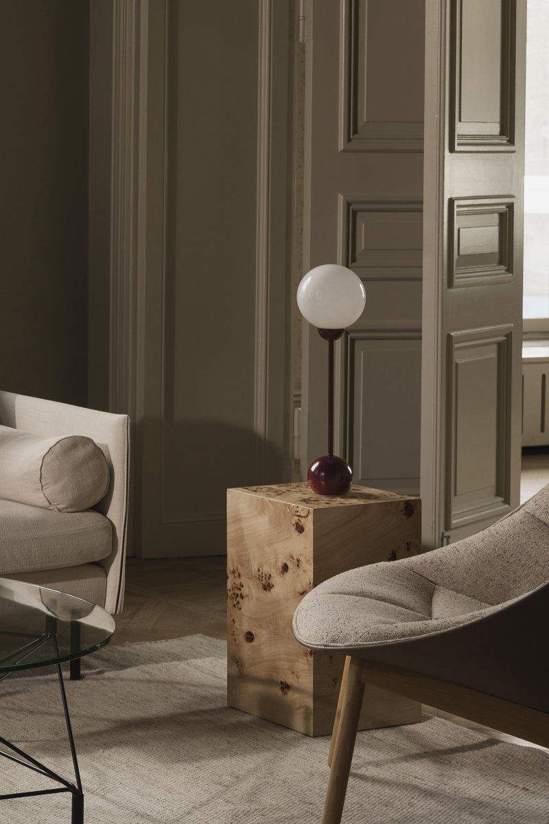 Ripley 52cm Vinröd bordslampa från Globen Lighting - Den slanka formen och de rundade detaljerna ger lampan ett modernt och lekfullt uttryck, medan glaskupan sprider ett mjukt och behagligt ljus.