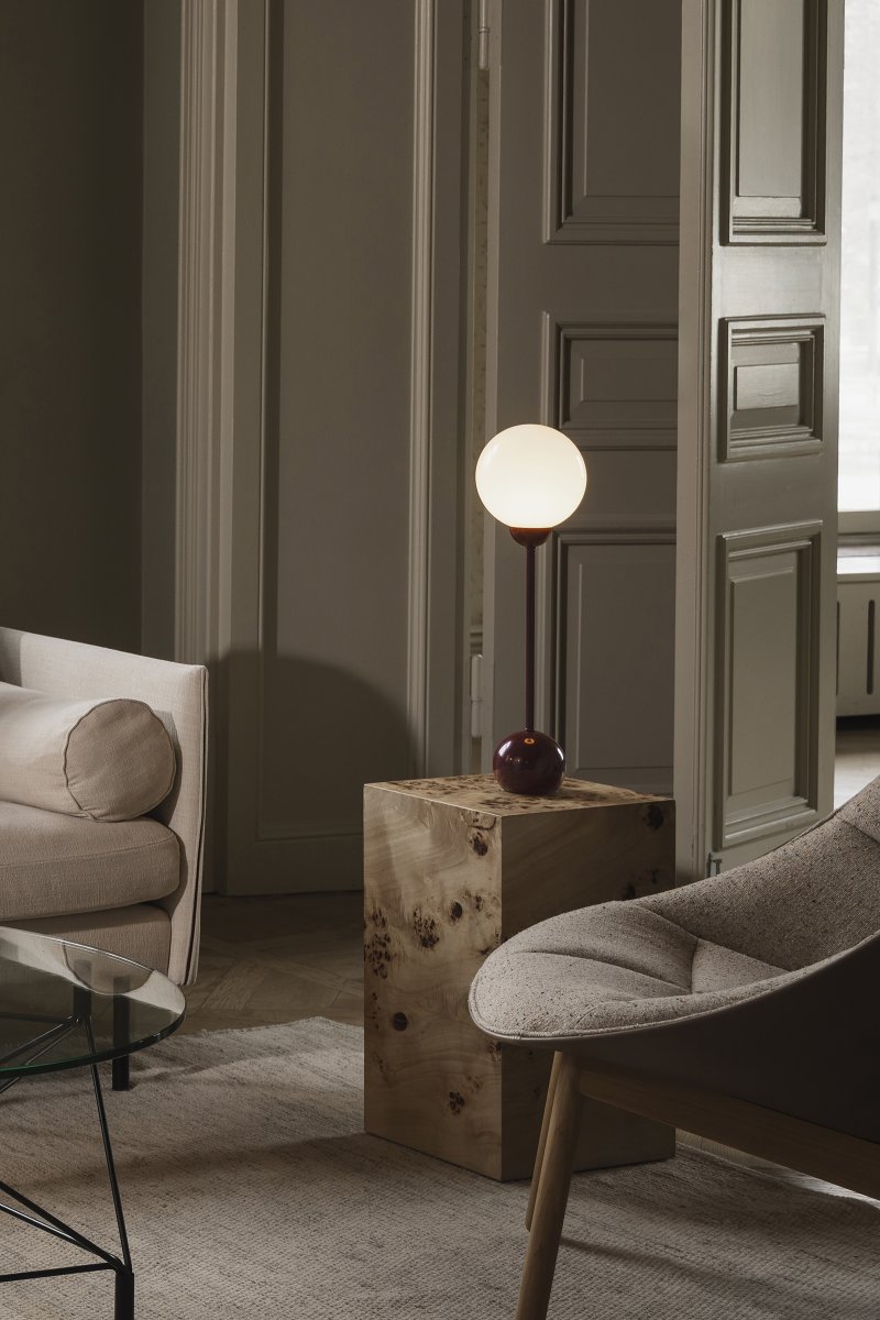 Ripley 52cm Vinröd bordslampa från Globen Lighting - Den slanka formen och de rundade detaljerna ger lampan ett modernt och lekfullt uttryck, medan glaskupan sprider ett mjukt och behagligt ljus.