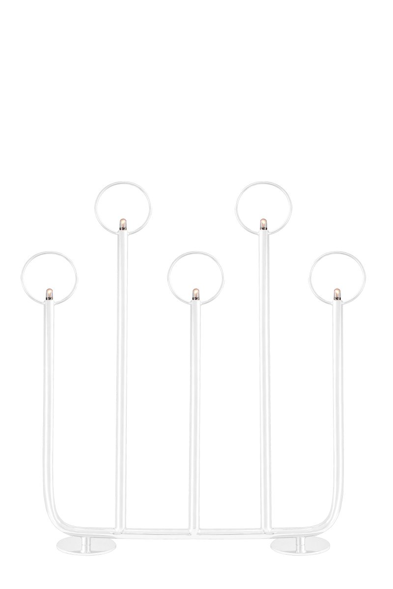 Natale Vit från Globen Lighting - Denna klassiska och stilrena adventsljusstake &auml;r en detalj som du plockar fram &aring;r efter &aring;r, n&auml;r dofterna av saffran, kanel och granris n&auml;rmar sig &aring;terigen.