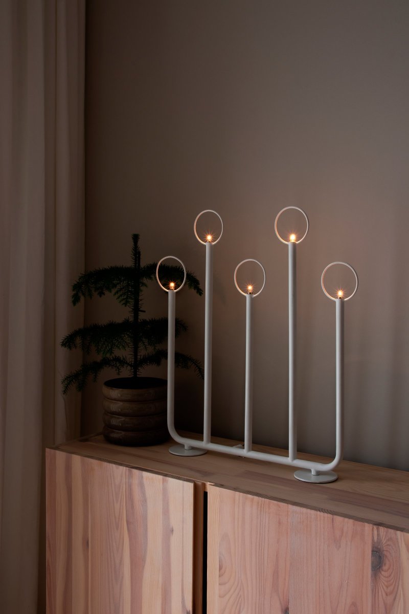 Natale Vit från Globen Lighting - Denna klassiska och stilrena adventsljusstake &auml;r en detalj som du plockar fram &aring;r efter &aring;r, n&auml;r dofterna av saffran, kanel och granris n&auml;rmar sig &aring;terigen.