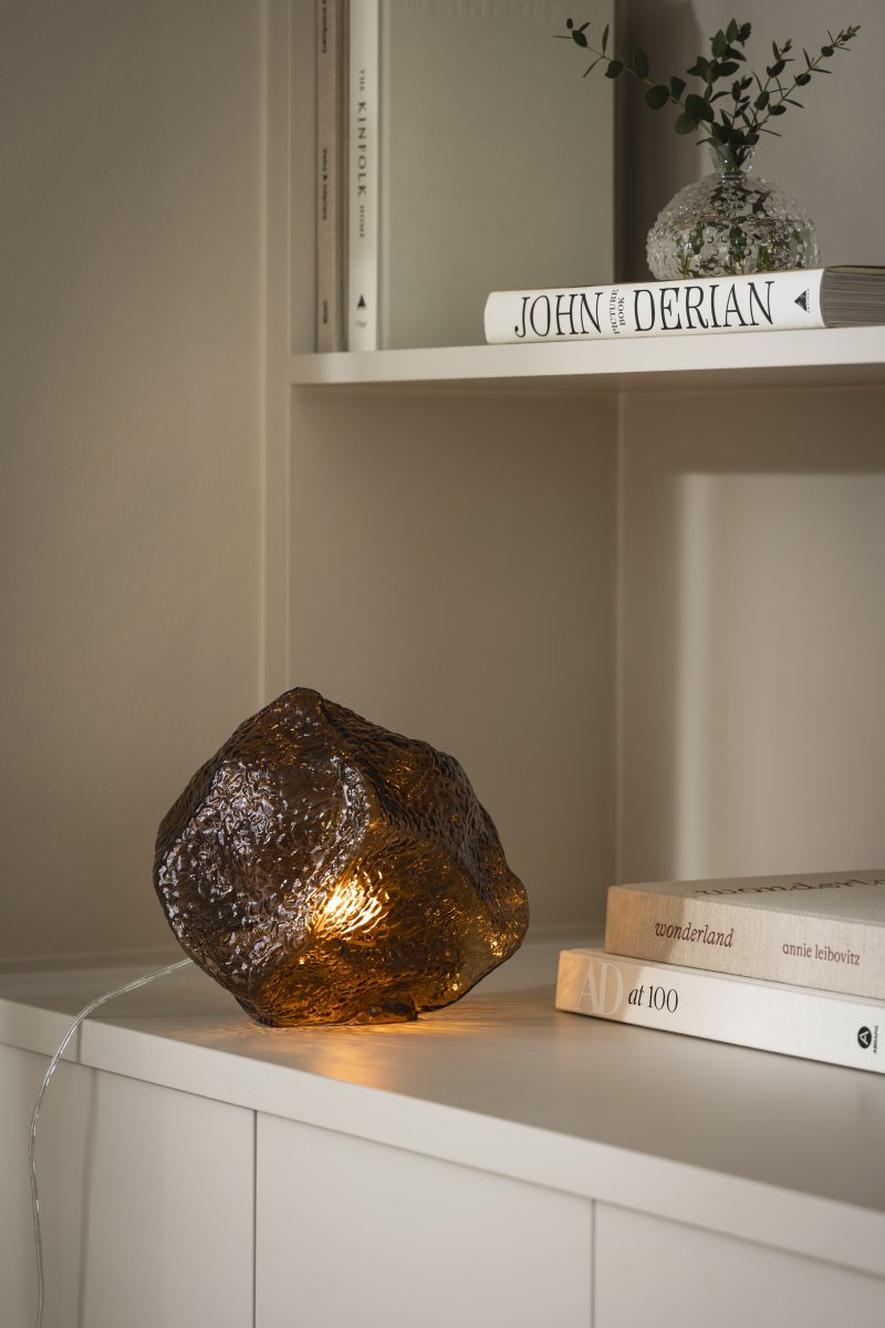 Valerie 22cm Brun bordslampa från Globen Lighting - Valerie, en bordslampa i form av en sten som f&ouml;renar hantverk och design.