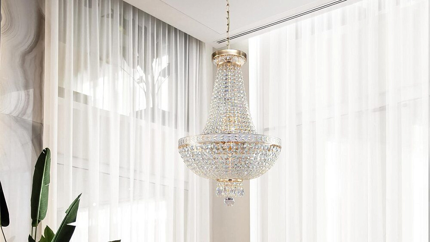 Bella Ø40 Guld kristall från Maytoni - Bella &auml;r en elegant och majest&auml;tisk kristallkrona i metall med sofistikerad guldfinish.